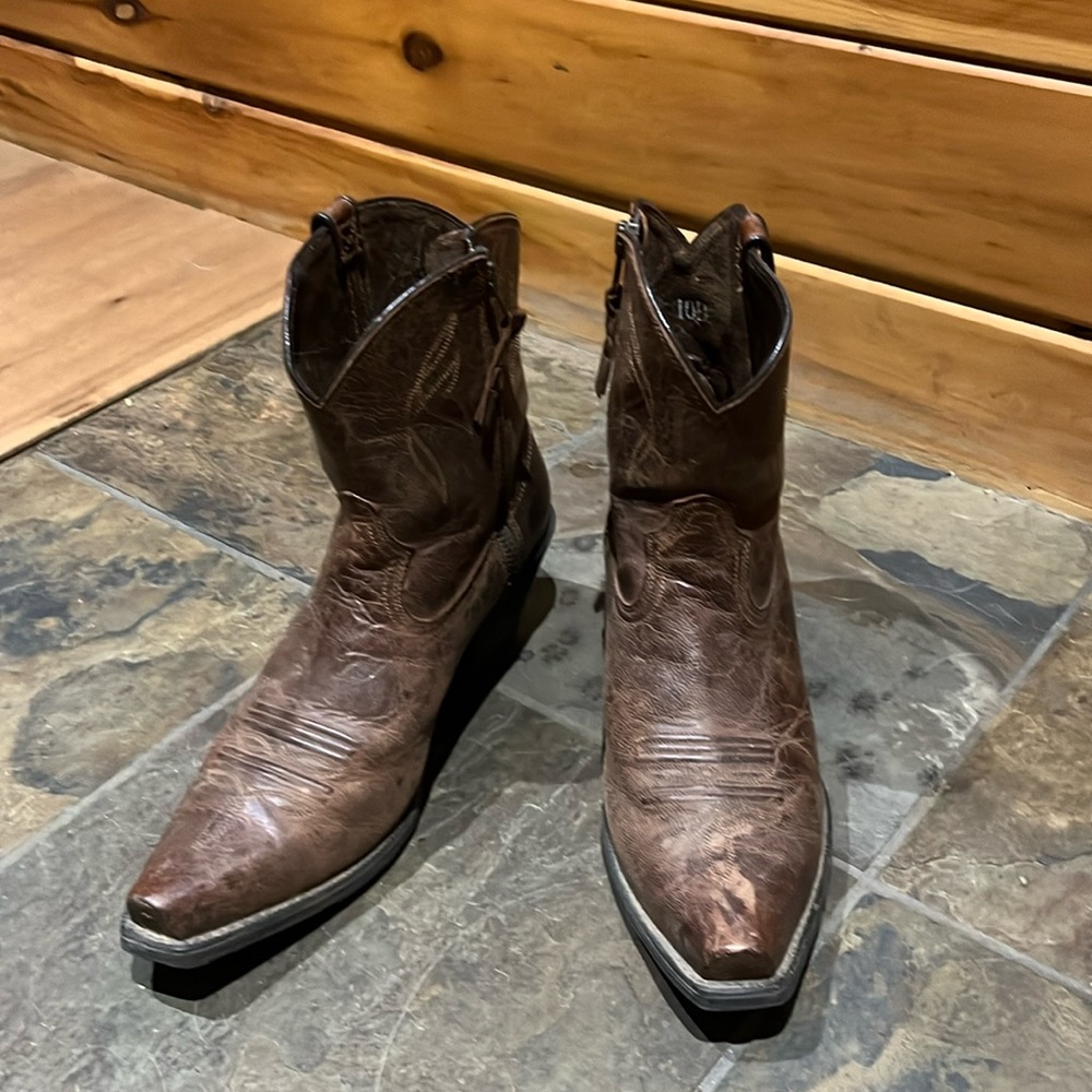Ariat boots. Barely worn, to big